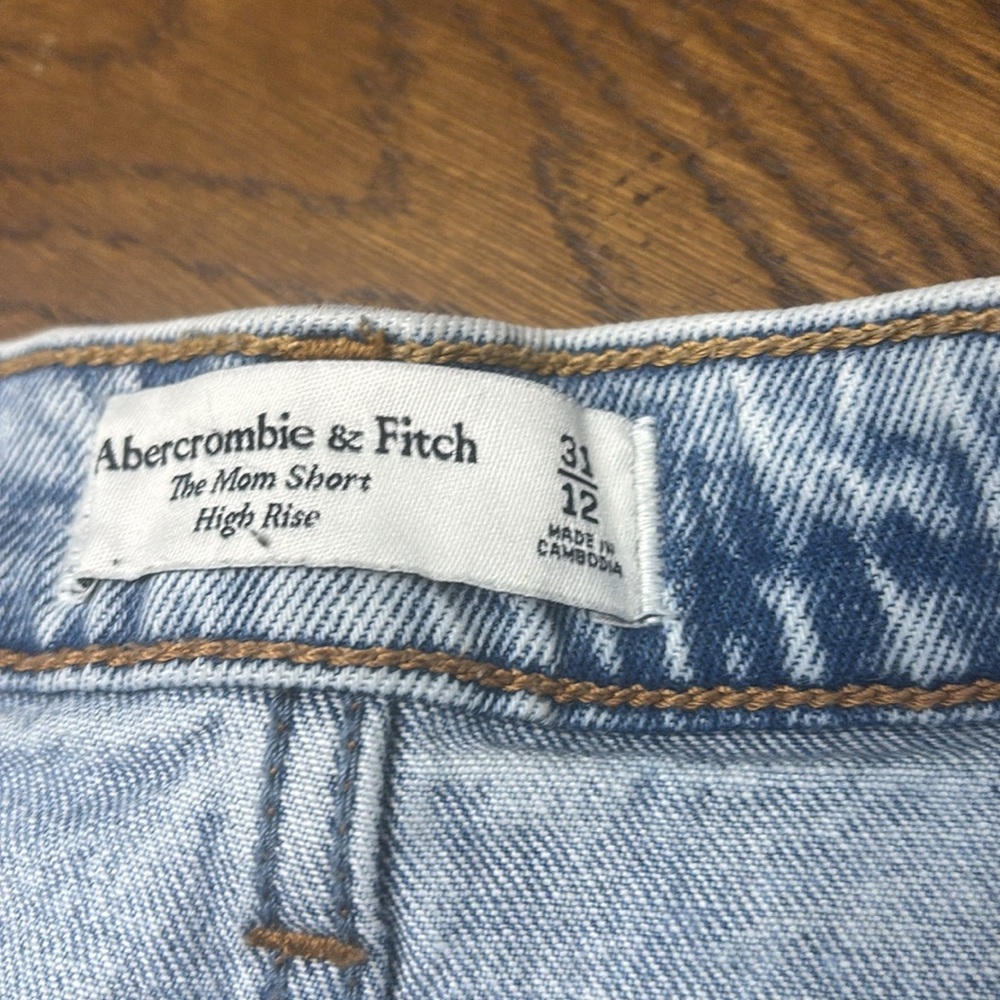 ABERCROMBIE & FITCH Distressed Light Wash Mom Short - Picture 2 of 9